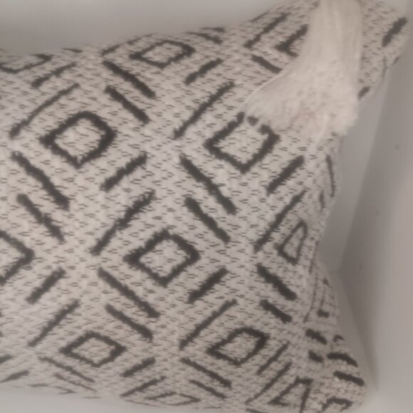 DKNY DECORATIVE PILLOW - Picture 4 of 12